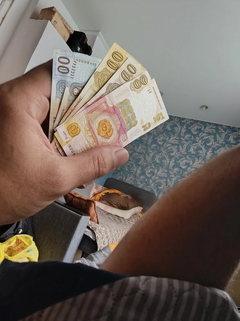 Добавьте красиво 9000 белорусских рублей в указанную руку. Используйте купюры номиналом 50, 100 и 200 рублей. Все купюры должны быть выполнены в точности как настоящие, с…