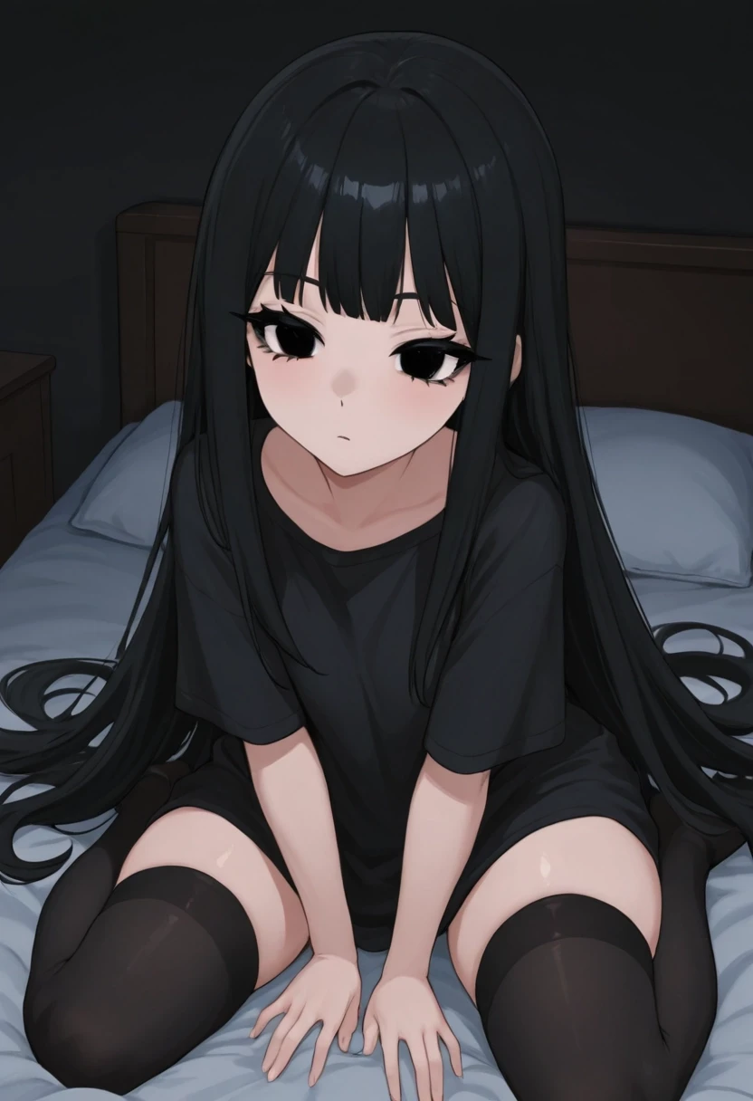 милая anime азиатка с большими черными милыми глупыми глазами черными длинными волосами с челкой и черными ресницами. темная комната и кровать. длинная черная однотонная…
