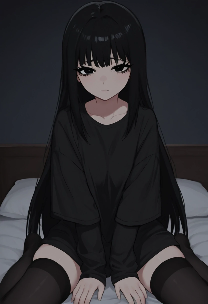 милая anime азиатка с большими черными милыми глупыми глазами черными длинными волосами с челкой и черными ресницами. темная комната и кровать. длинная черная однотонная…