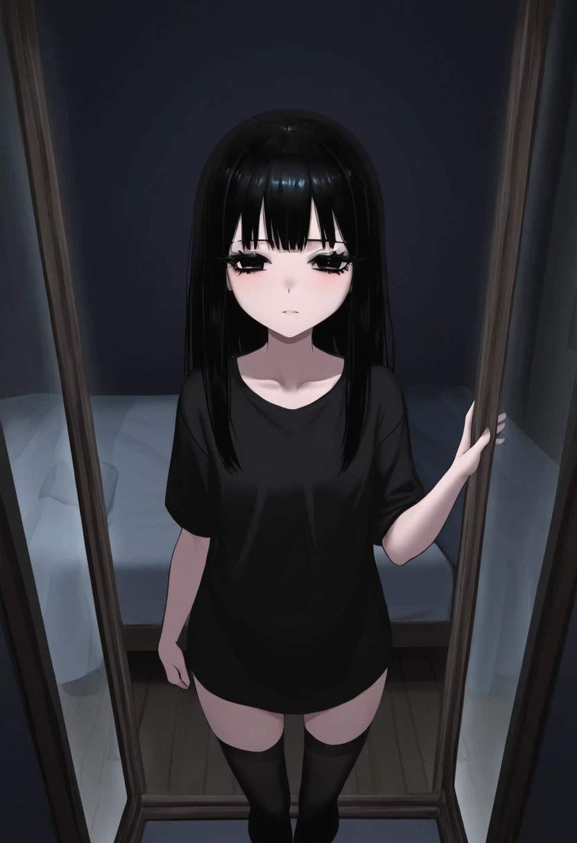милая anime азиатка с большими черными милыми глупыми глазами черными длинными волосами с челкой и черными ресницами. темная комната и кровать. длинная черная однотонная…