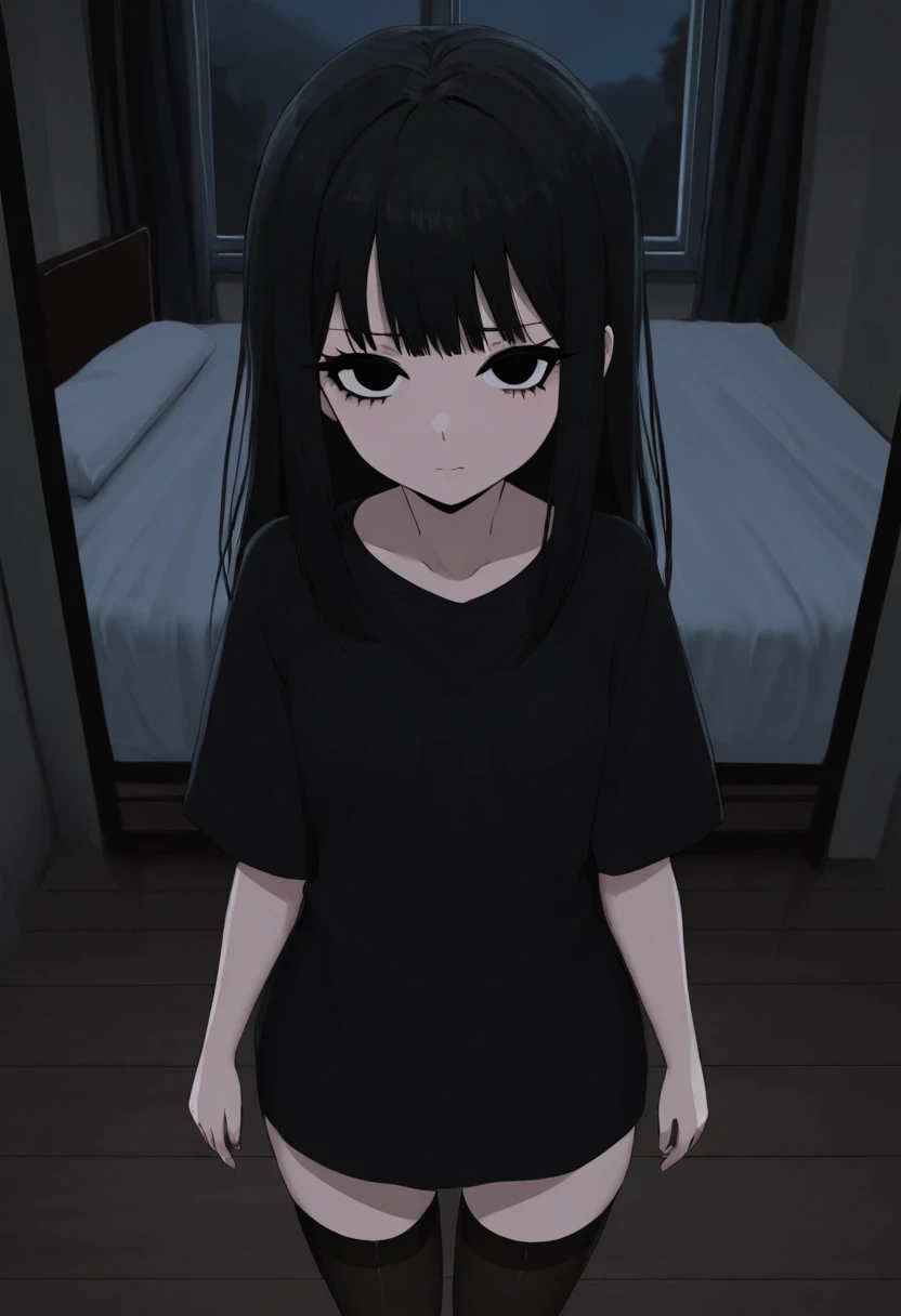 милая anime азиатка с большими черными милыми глупыми глазами черными длинными волосами с челкой и черными ресницами. темная комната и кровать. длинная черная однотонная…