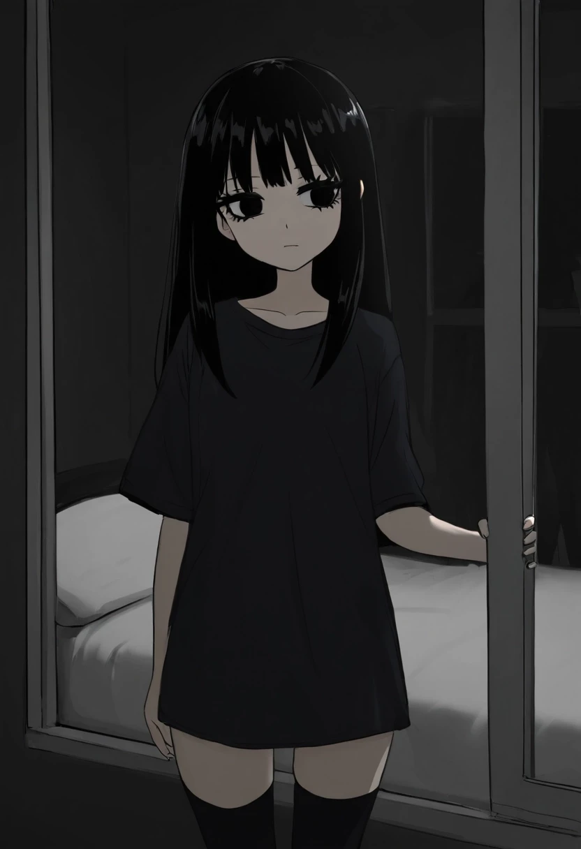 милая anime азиатка с большими черными милыми глупыми глазами черными длинными волосами с челкой и черными ресницами. темная комната и кровать. длинная черная однотонная…