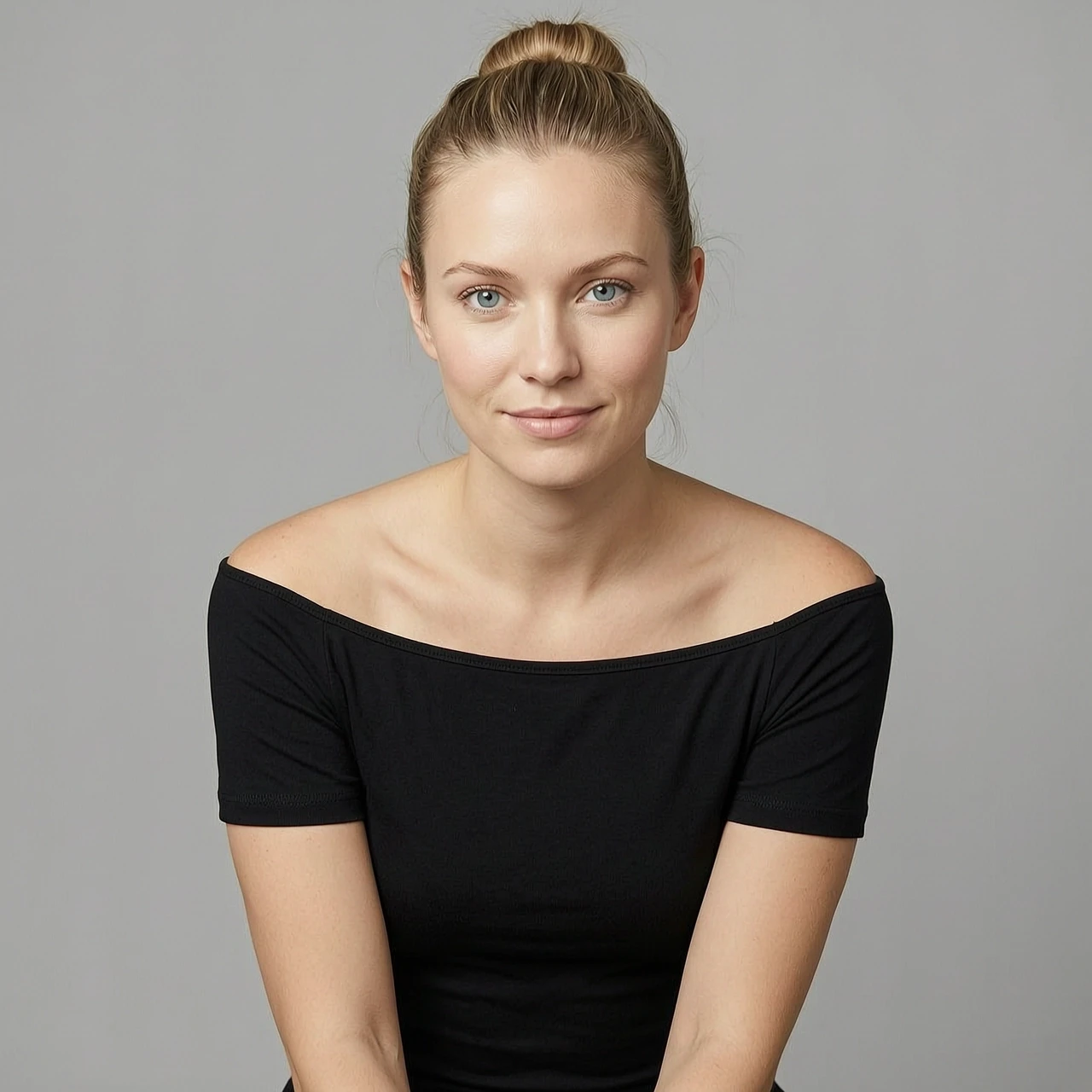 Молодая женщина (примерно 25–28 лет), стройная, светлая кожа, длинные волосы собраны на затылке, голубые/серые глаза, нейтральное уверенное выражение лица с лёгкой…